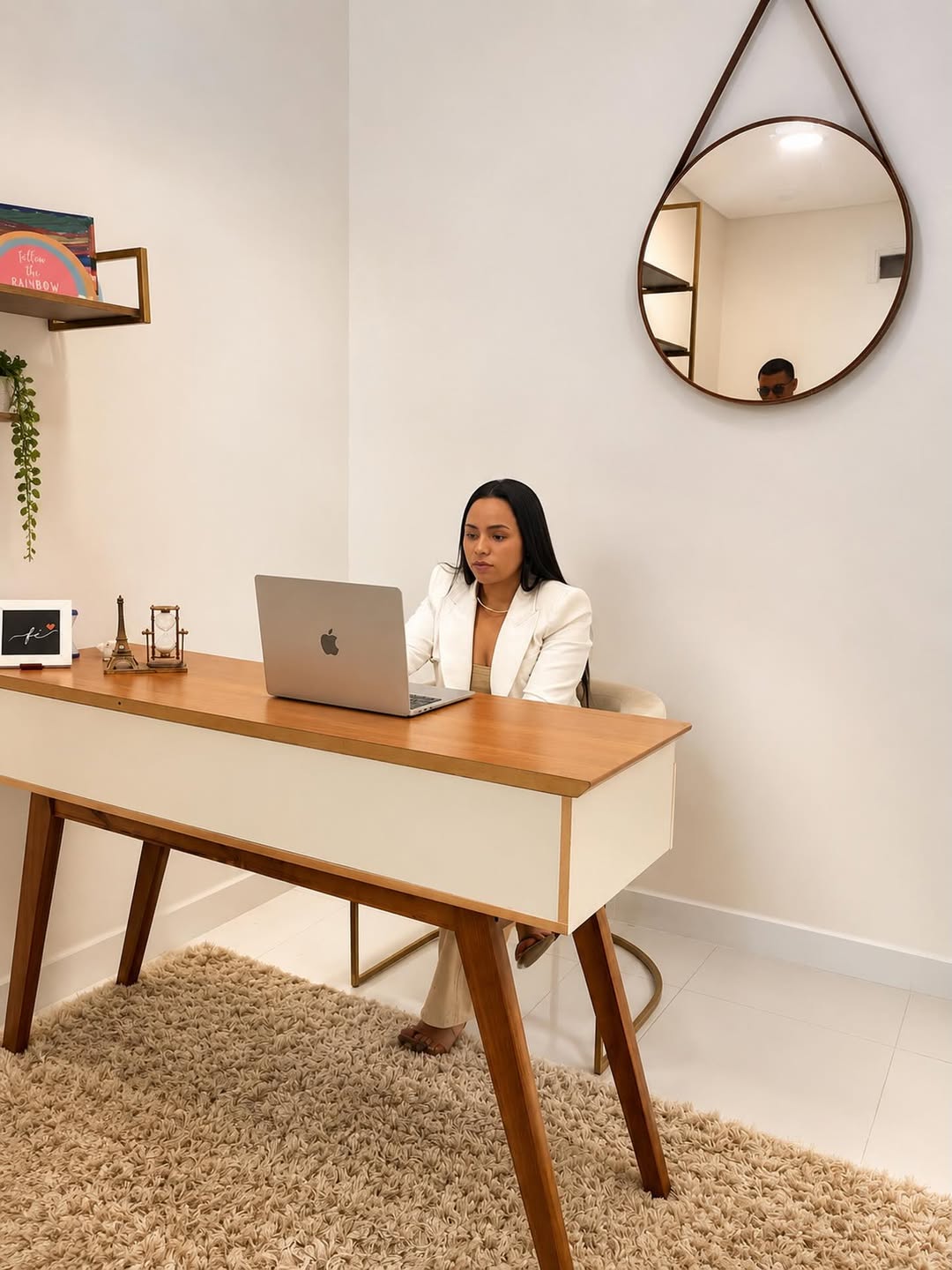 Paola Ferreira atendendo em seu consultório, em frente ao laptop